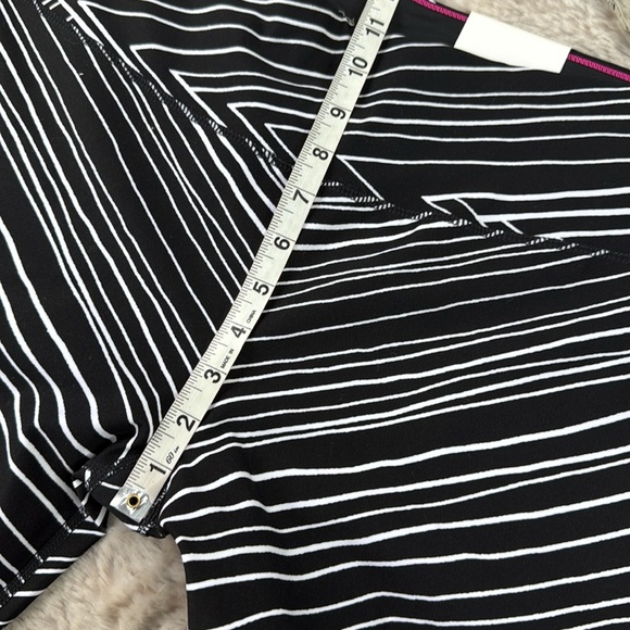 Calvin Klein | Black and Pink Patterned Leggings - Picture 10 of 13